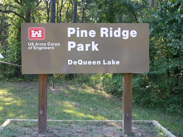 De Queen Lake Pine Ridge Park