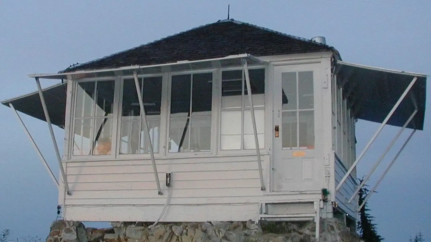 lookout cabin Evergreen