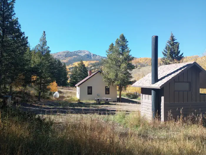 Front of cabin showing amazing mountain view